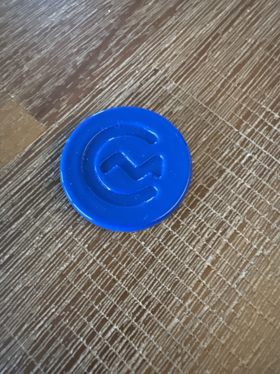 Physischer Choremint NFC-Token in königsblauem Kunststoff mit eingeprägtem C-Ring und Häkchen